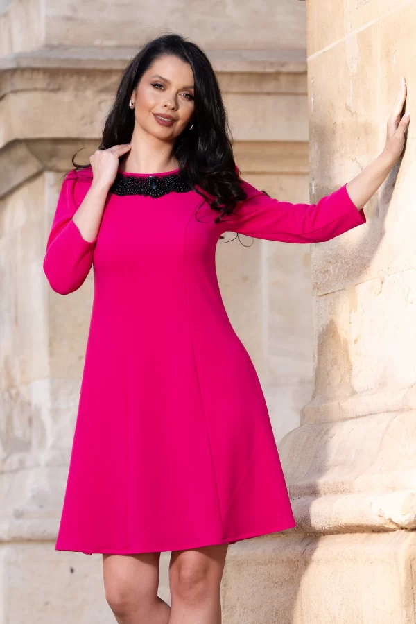 Rochie de ocazie fucsia evazata cu colier din margele negre