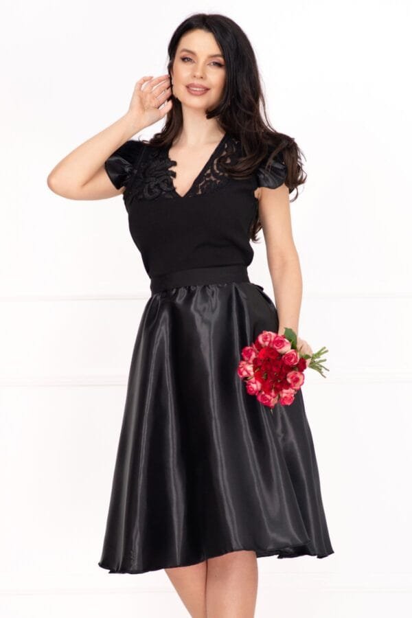 Rochie de ocazie neagra in clos cu fulgi si broderie