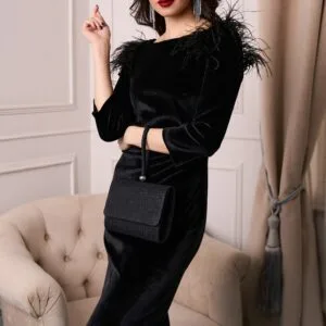 Rochie DY Fashion eleganta din catifea neagra cu pene la umeri