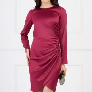 Rochie Moze eleganta din satin magenta cu fronseu si accesoriu pe fusta