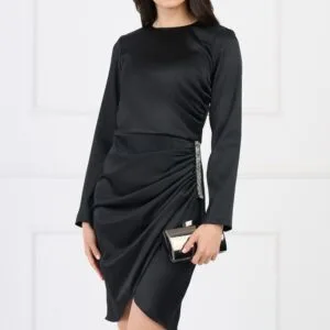 Rochie Moze eleganta din satin neagra cu fronseu si accesoriu pe fusta