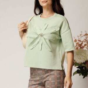 Bluza casual din viscoza verde cu floare maxi si strasuri