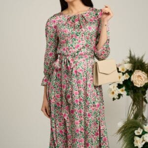 Rochie bej cu flori fucsia si cordon in talie din satin