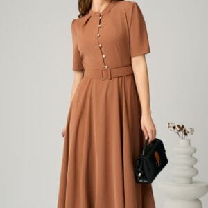 Rochie DY Fashion office din triplu voal maro cu nasturi la bust si curea in talie