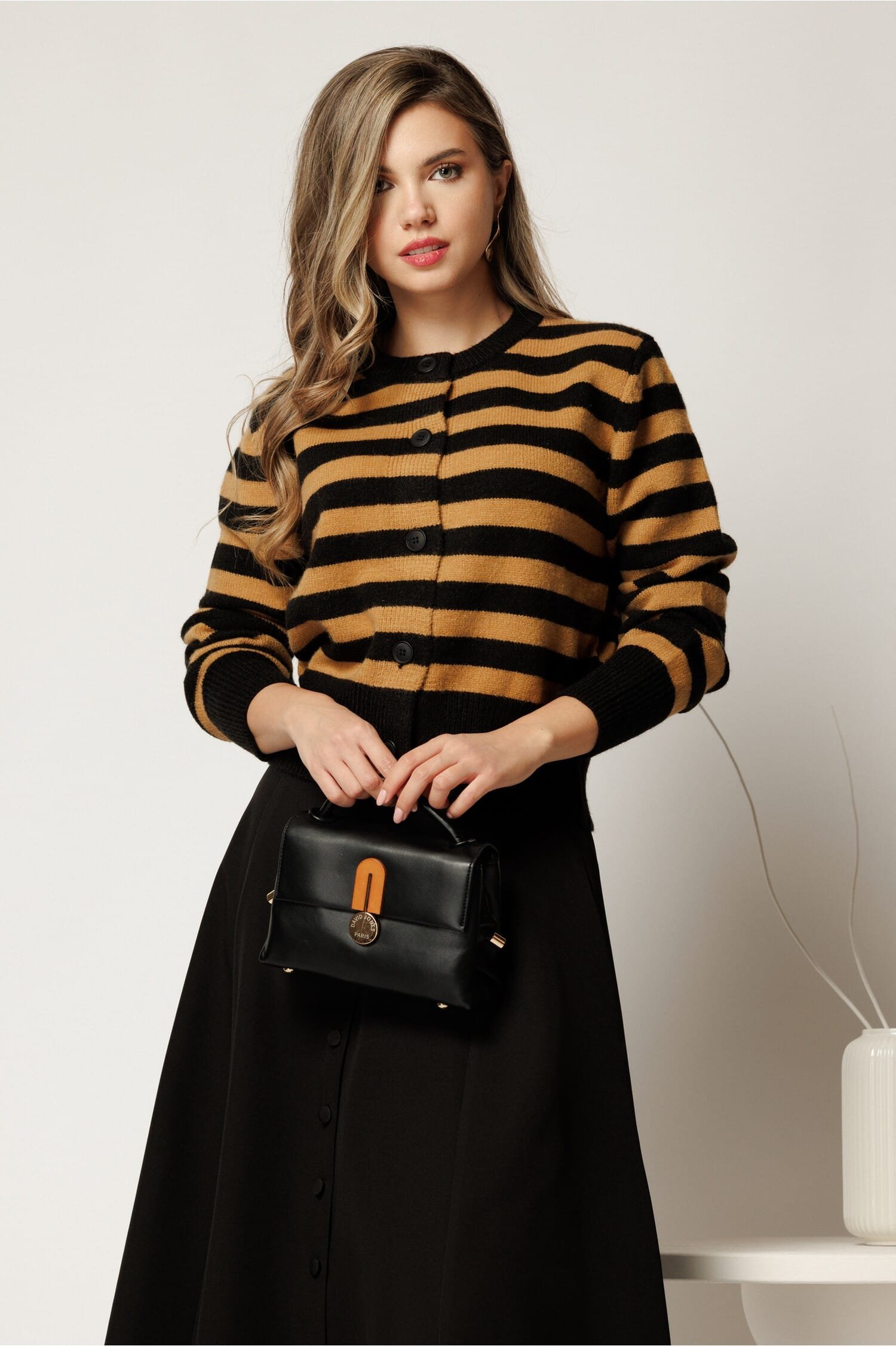 Cardigan scurt casual din tricot maro cu dungi negre si nasturi 1 Cardigan scurt casual din tricot maro cu dungi negre si nasturi