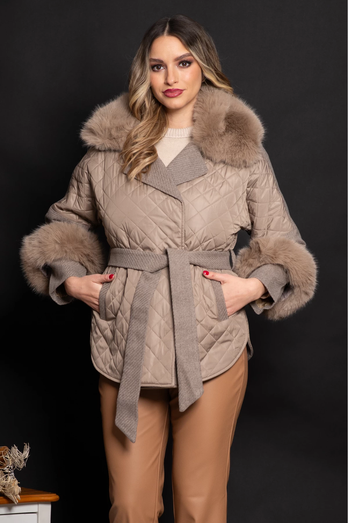 Palton dama scurt taupe Svetlana cu insertii de fas si blana eco 1 Palton dama scurt taupe Svetlana cu insertii de fas si blana eco