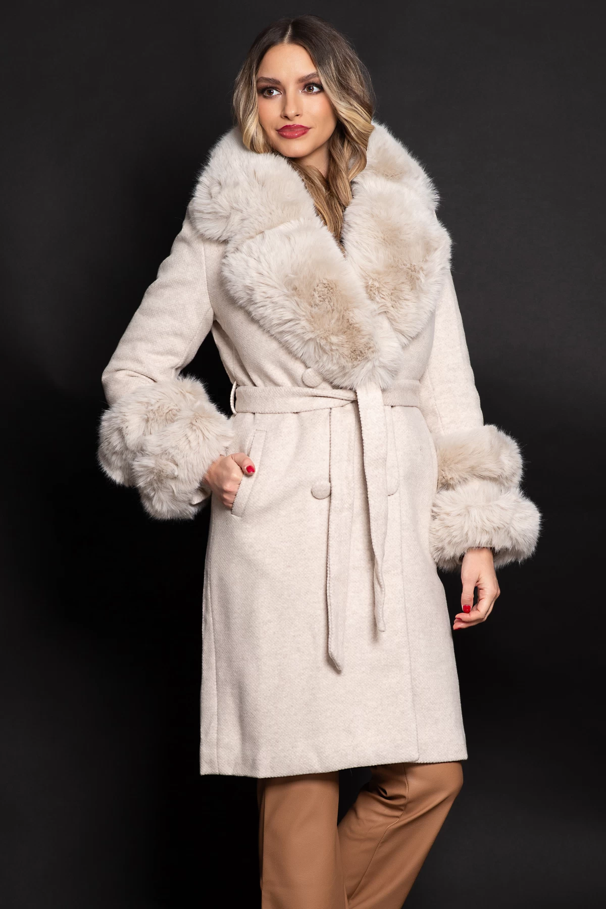 Palton elegant bej Kalina din stofa cu blana la guler si mansete 1 Palton elegant bej Kalina din stofa cu blana la guler si mansete