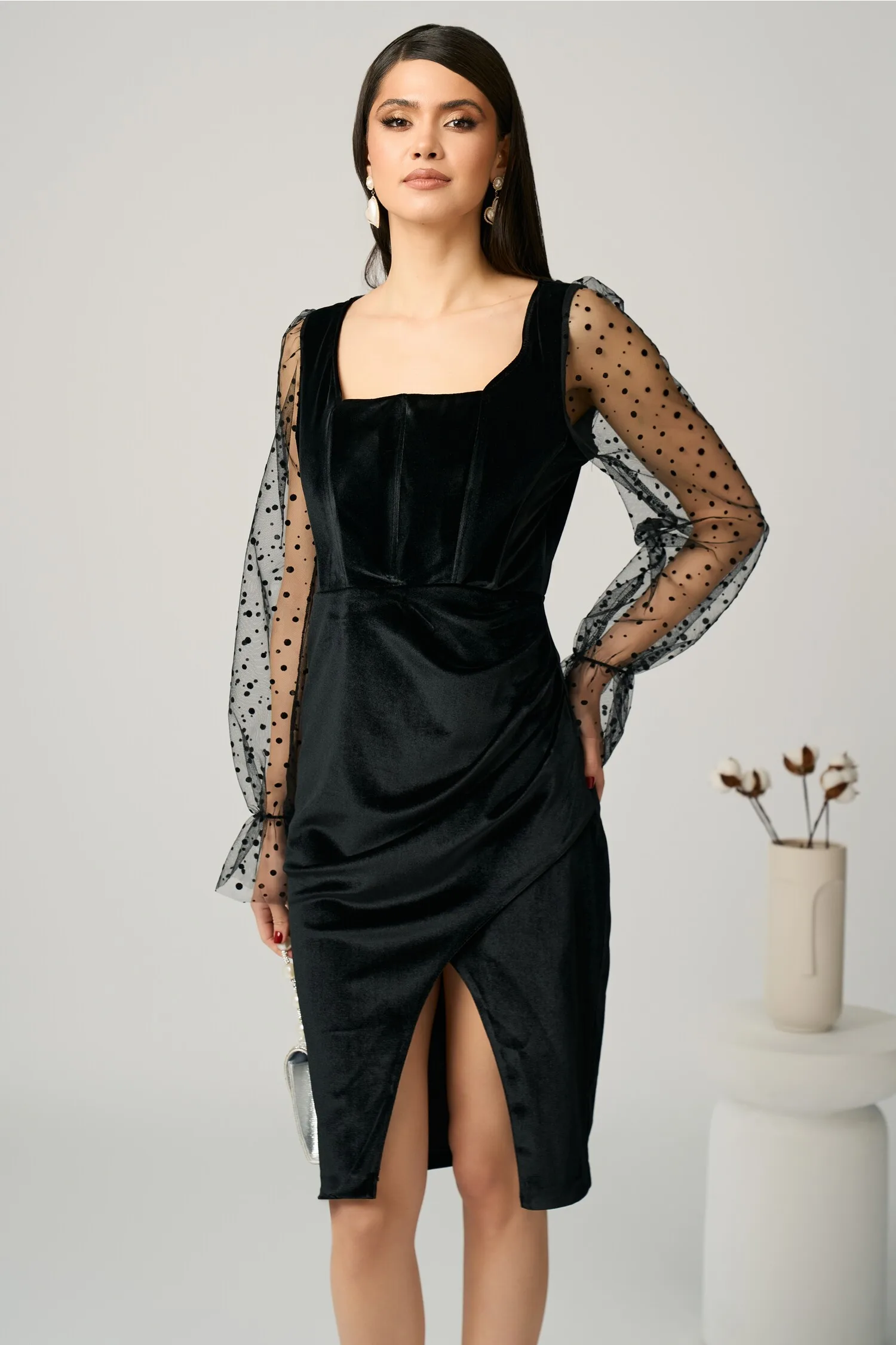 Rochie eleganta din catifea neagra cu maneci din tull cu buline 1 Rochie eleganta din catifea neagra cu maneci din tull cu buline