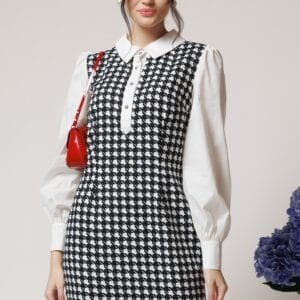 Rochie office din stofa alba cu imprimeu pepit negru si nasturi la bust