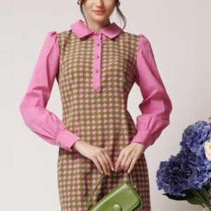 Rochie office din stofa roz cu imprimeu pepit kaki si nasturi la bust