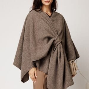 Capa lejera gri din bucle cu inchidere petrecuta