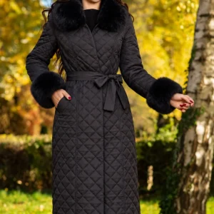 Geaca neagra lunga matlasata Nieves cu guler si mansete din blana